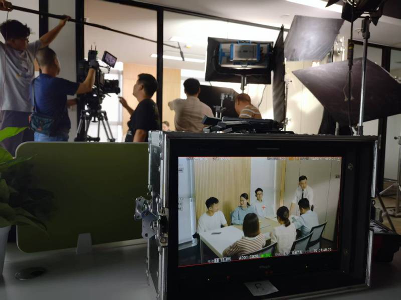 甘井子区TVC拍摄公司：科技产品视觉化大师，诠释未来感与功能美学
